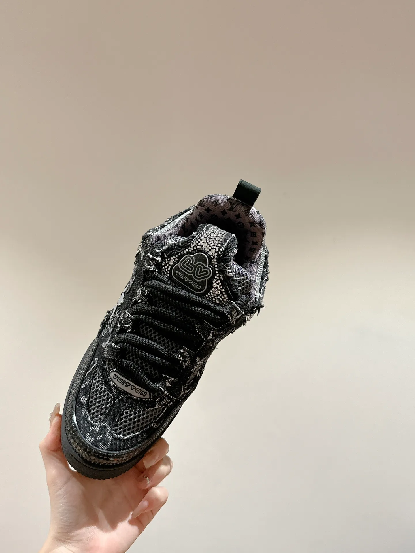 👟👟Ex-factory price 800👟👟 Louis Vuiton·Louis Vuitton🍀 🍀 LV Skate series bread shoes-skateboard shoes-basketball shoes-casual sports shoes top version🔝original purchase, development and production👍🏻[Fireworks] LV Skate has continued The View professional skateboard shoes since 2020. This style continues the fat version of the 90s. Designers added playful touches such as an open mesh tongue and exaggerated laces that pay homage to Axion, es and DC. Unlike your typical skate shoe, this LVSK8 sneaker is made from nubuck leather with TPU trim and Monogram texture. Finally, there are the logos on the heel and tongue as well as the floral pattern on the side. ☑️ Fabric: Original customized first-layer cowhide + breathable mesh ☑️ Lining: Original imported breathable mesh ☑️ Size: Female 35-40 Male 39-44 (Female 40, Male 45.46 customized, non-refundable)
